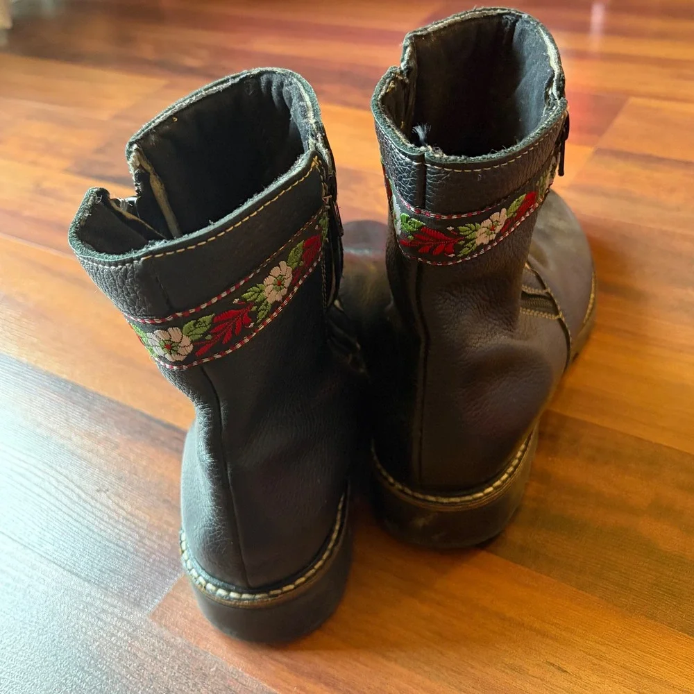 Martino Canada Black Leather Cowhide Fur Floral‎ Embroidered Ankle Boots 7.5